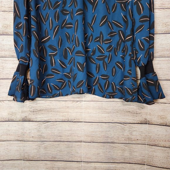 CAbi Shadow Leaf Blouse Women's Size Medium Ruffle Finish Flutter Sleeves Blue - Picture 3 of 13